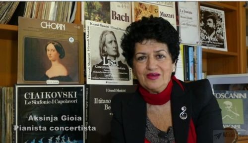 Aksinja Gioia, la pianista italoalbanese, ex enfant prodige che suonò per Lady D.