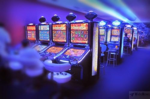 Gravina (BA) -Noncuranti del DPCM,  sostavano in gruppo, in una sala slot del paese