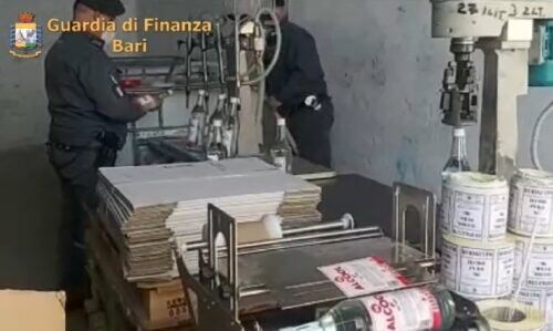 Bitonto, Gdf scopre deposito clandestino di alcol destinato al contrabbando, 2 denunciati
