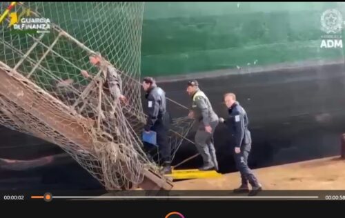 Brindisi, nave bloccata in porto: 33mila tonnellate di metallo sotto sequestro