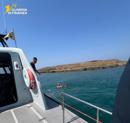 Sicurezza in mare a Ferragosto: la GdF soccorre tre bagnanti e salva una tartaruga in Puglia