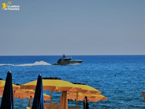 Gargano, blitz della Guardia di Finanza in mare: scoperti pontili abusivi ed evasione da 30mila euro