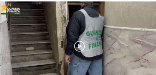 Foggia e Napoli, maxi operazione della GdF contro il contrabbando di tabacchi e i depositi clandestini: 8 le misure cautelari