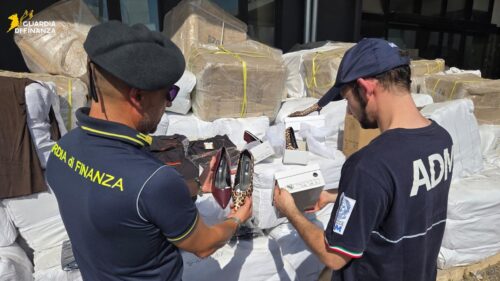 Porto di Bari, maxi sequestro della GdF e dell’Agenzia delle Dogane: bloccati 50 mila pezzi di merce cinese di contrabbando