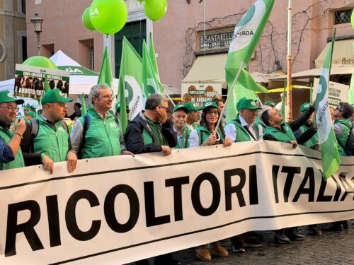 Roma, gli agricoltori pugliesi assediano Montecitorio: crollo dei prezzi e rincari fino al 400%, la CIA chiede aiuti urgenti.
