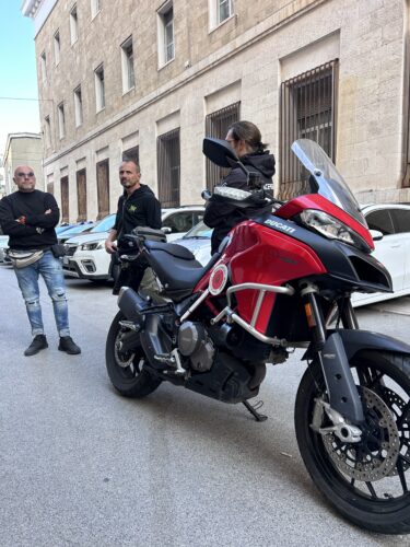 Bari, cosparge di alcol l'ex moglie e tenta di darle fuoco in casa: arrestato per tentato femminicidio